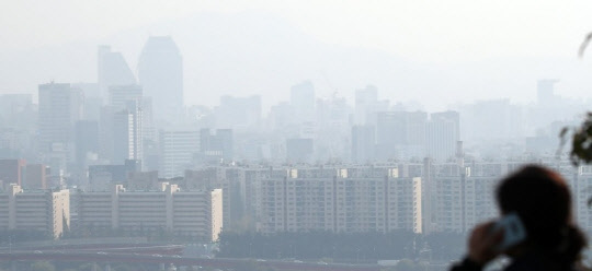 서울 성동구 응봉산에서 바라본 강남 일대 아파트 단지.  연합뉴스